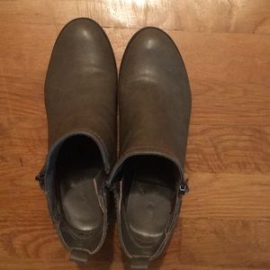 Size 7 Taupe Unisa ankle boughts from DSW.